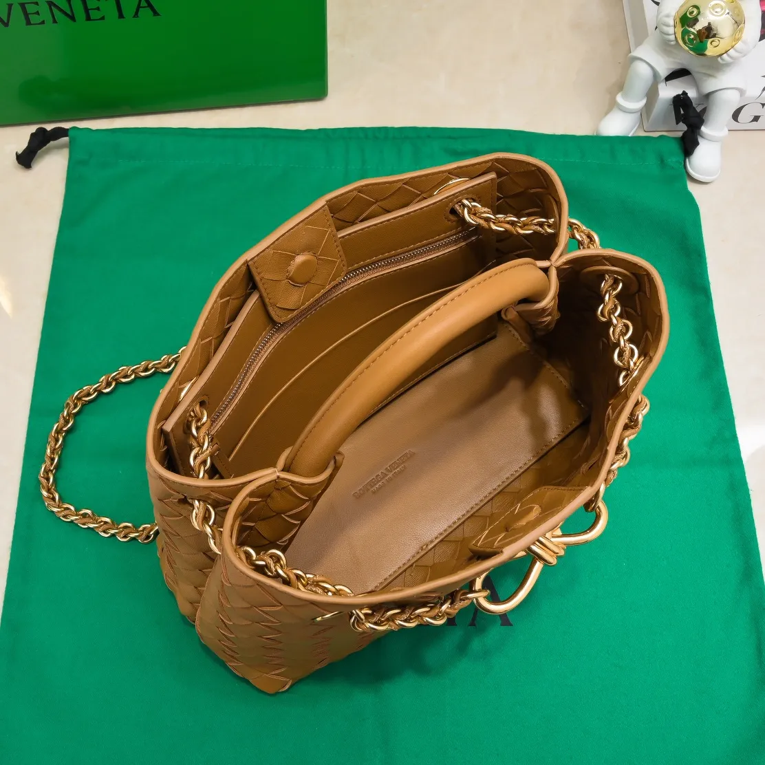Batch 1960 BOTTEGA VENETA 2024 spring and summer new small ANDIAMO chain bag is also available! 🔥🔥I believe many friends have been waiting for a long time. The metallic chain adds a touch of sophistication to the original softness and elegance of Andiamo. The collision of classic craftsmanship and elegance creates a different kind of beauty. Style number: 6008 Size: 25*22*10.5cm